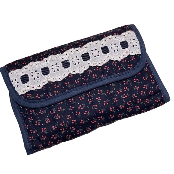 Vintage Handbags - Vintage Hand Crafted Interpur Quilted Floral Wallet